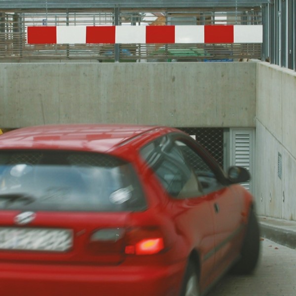 Traffic-Line Height Restrictor Bar with Suspension Chains - Red and White