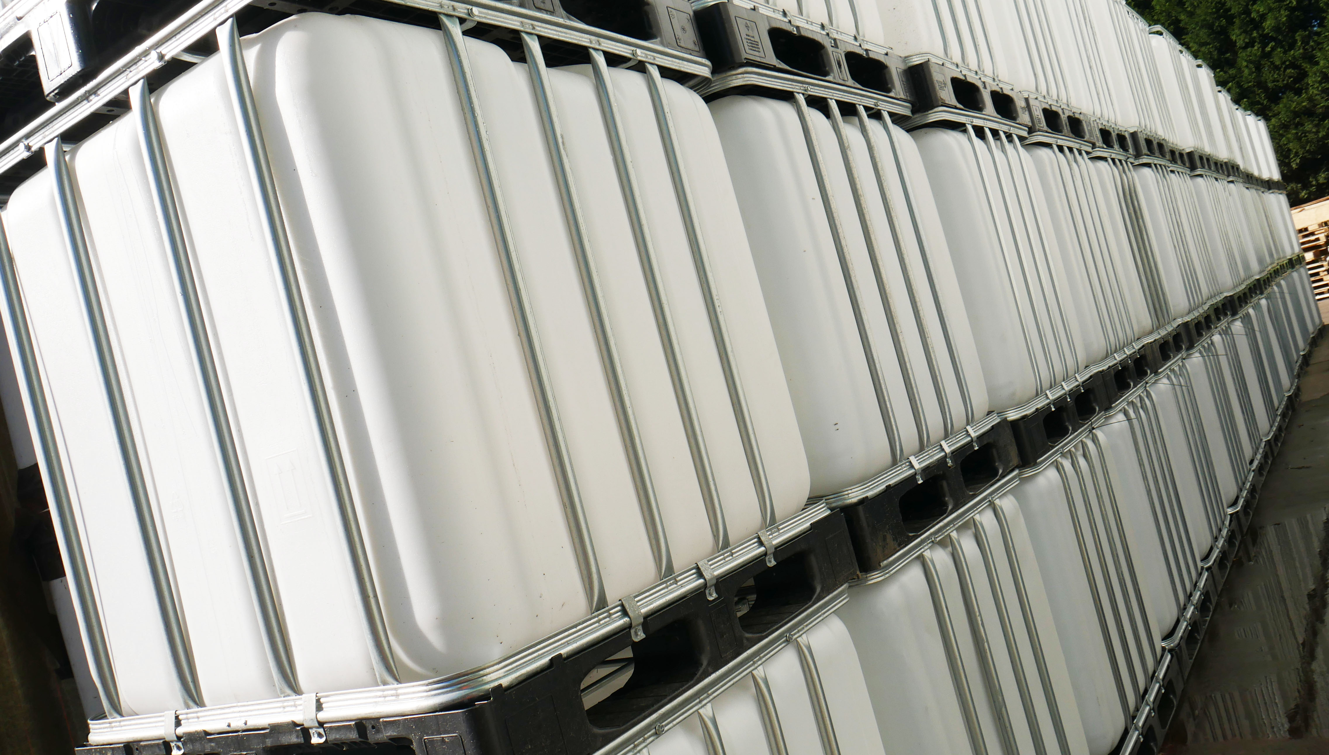 1000 Litre Reconditioned IBC - 75mm/3" Valve - Steel Pallet - Grade A