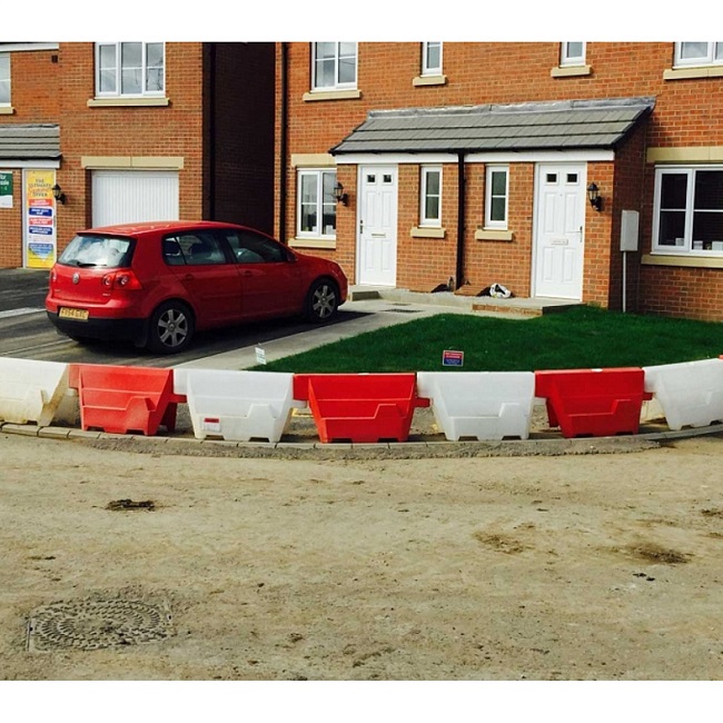 Pyramid Traffic Signs Pyramid Traffic Barrier - 1 Metre - 560mm High - Kingfisher Direct Ltd
