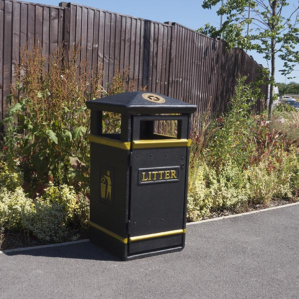 Closed top black GFC litter bin with stubber tray in an outdoor setting. Litter message and tidy man logo.