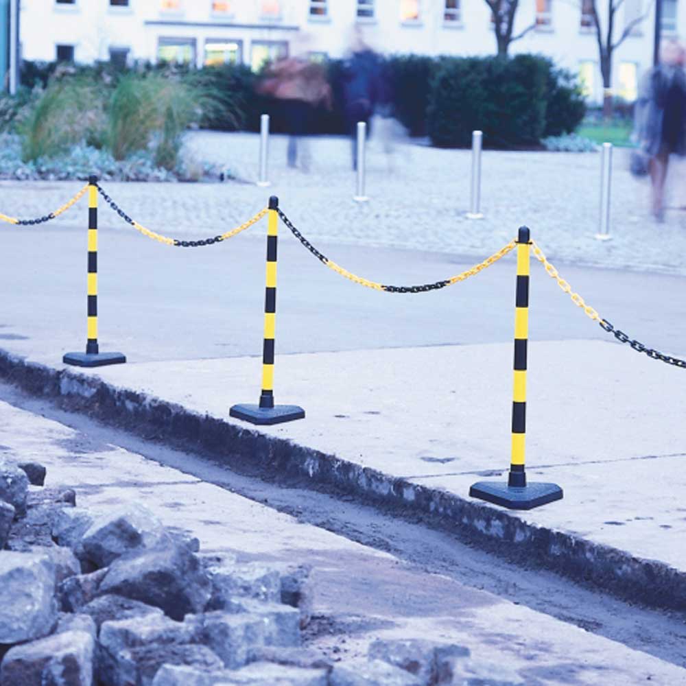 Plastic Chain Post with Hard Rubber Square Base