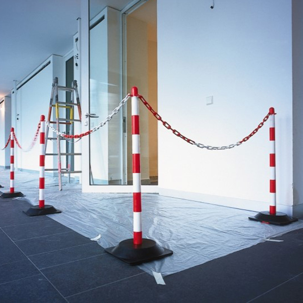 Plastic Chain Post with Hard Rubber Square Base