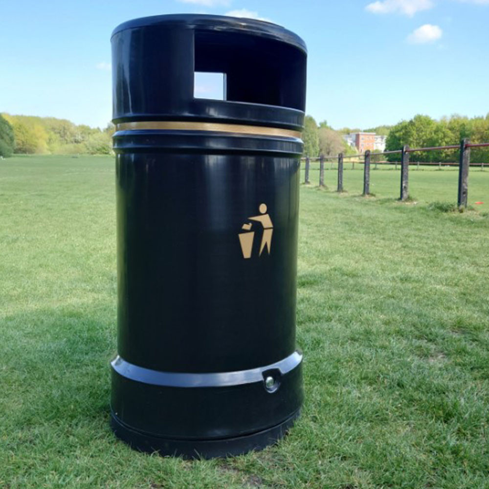 Derwent Outdoor Heritage Litter Bin - 120 Litre - lifestyle pic